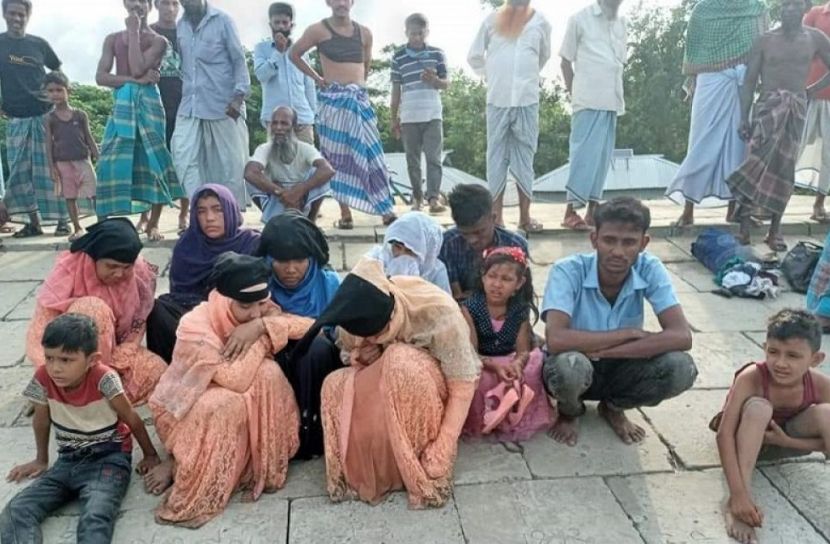 পালিয়ে আসা ৮ রোহিঙ্গা আটক