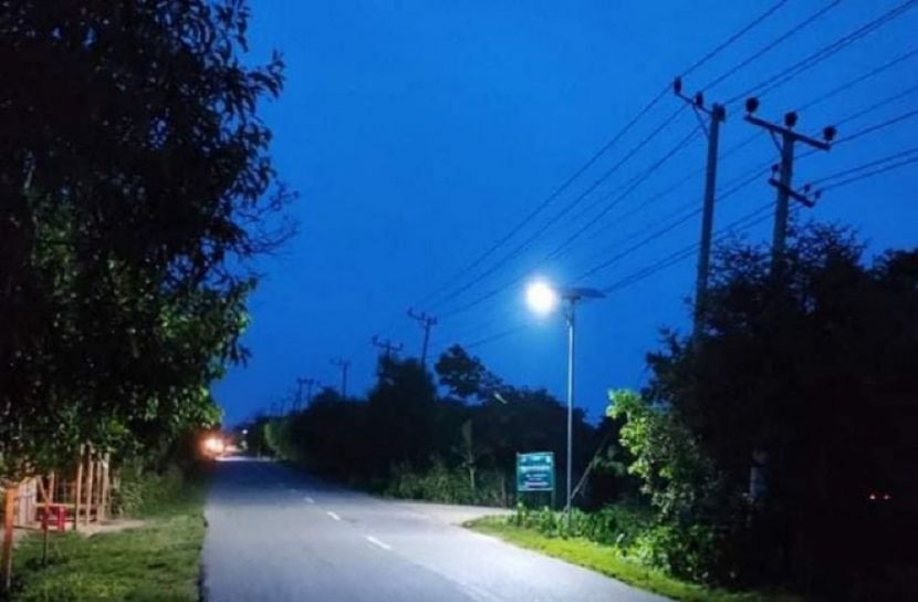 সৌরবাতির আলোয় আলোকিত পাহাড়ি সড়ক