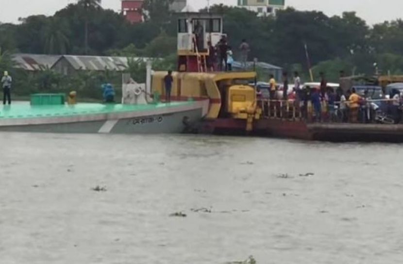 ওভারটেক করতে গিয়ে ফেরিকে ধাক্কা