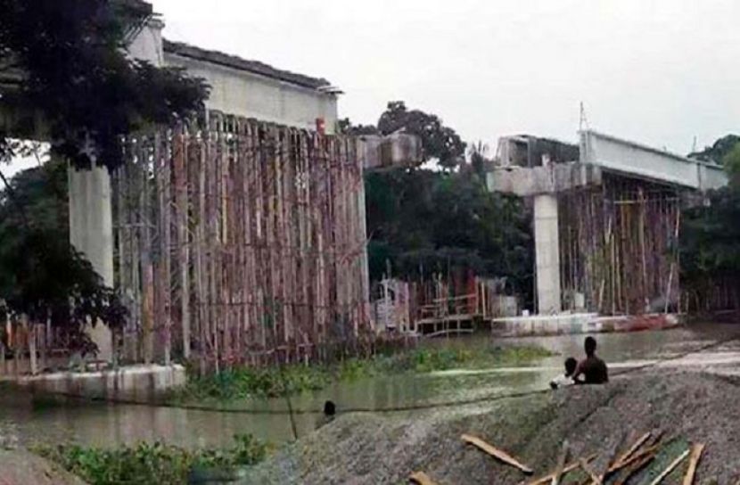 নির্মাণাধীন ব্রিজের গার্ডার নদীতে
