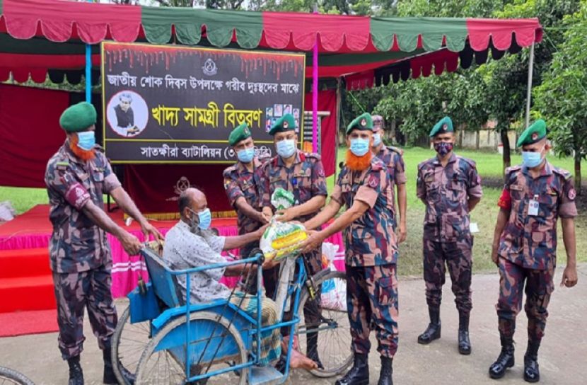 শোক দিবসে বিজিবির খাদ্যসামগ্রী বিতরণ