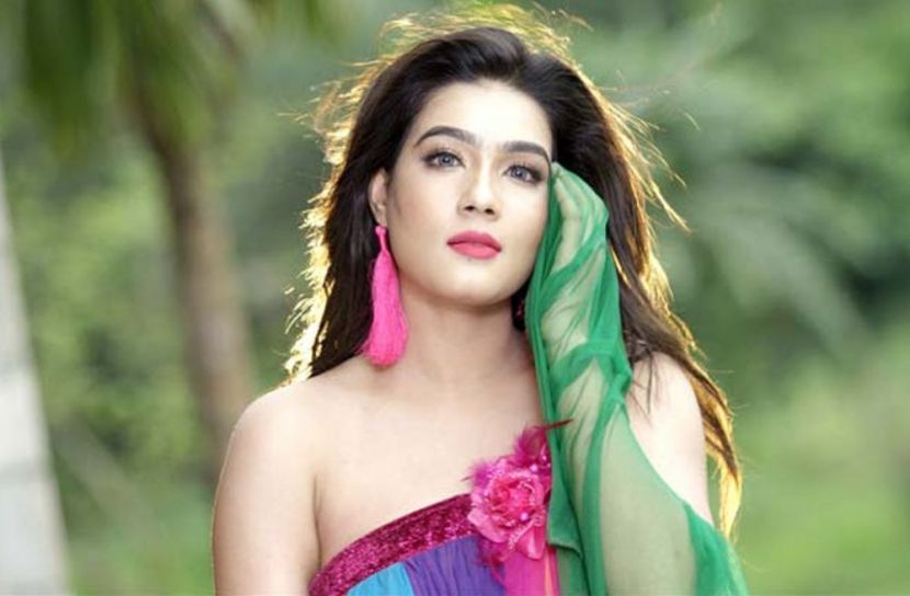 হেলমেট ছাড়াই বাইক চালান মাহি