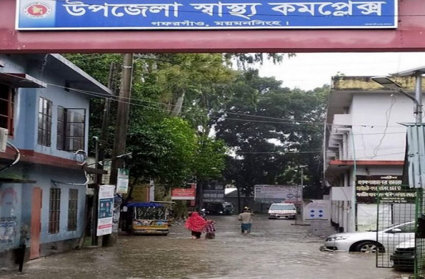 অল্প বৃষ্টিতে স্বাস্থ্য কমপ্লেক্সে জলাবদ্ধতা
