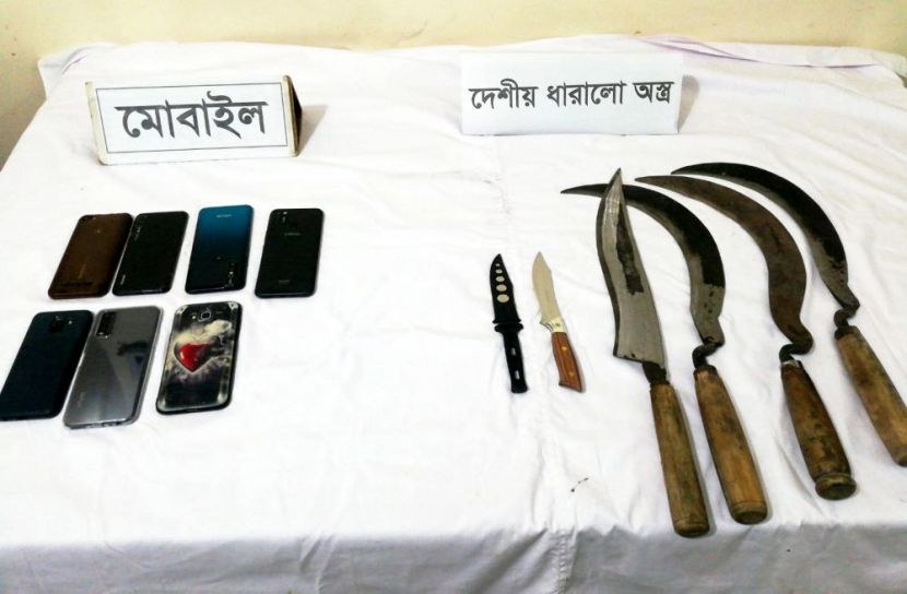 বিদ্যালয়ে অস্ত্র, ৭ কিশোর গ্রেফতার