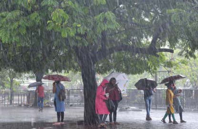 ঝিরিঝিরি বৃষ্টিতে দুর্ভোগ