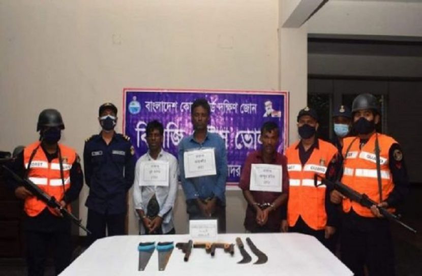 ভোলায় দেশীয় অস্ত্র সক্রিয় ২ ডাকাত আটক