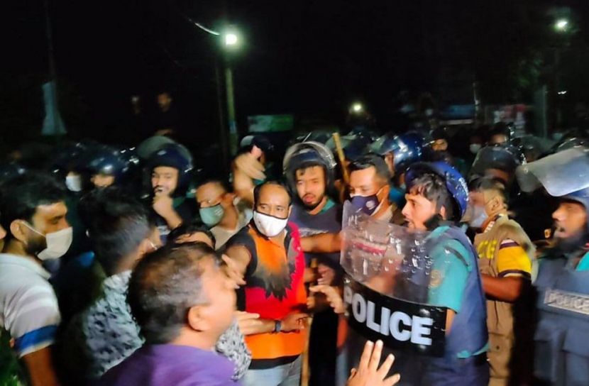 আনসারের গুলিতে মেয়রসহ আহত ৩৫