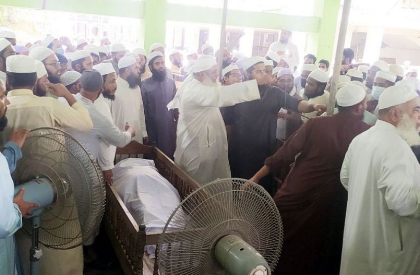 রাত ১১টায় বাবুনগরীর জানাজা 