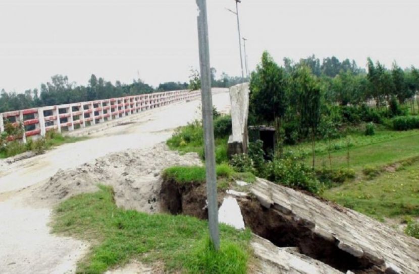 গাইবান্ধায় সেতুর সংযোগ সড়কে ধস