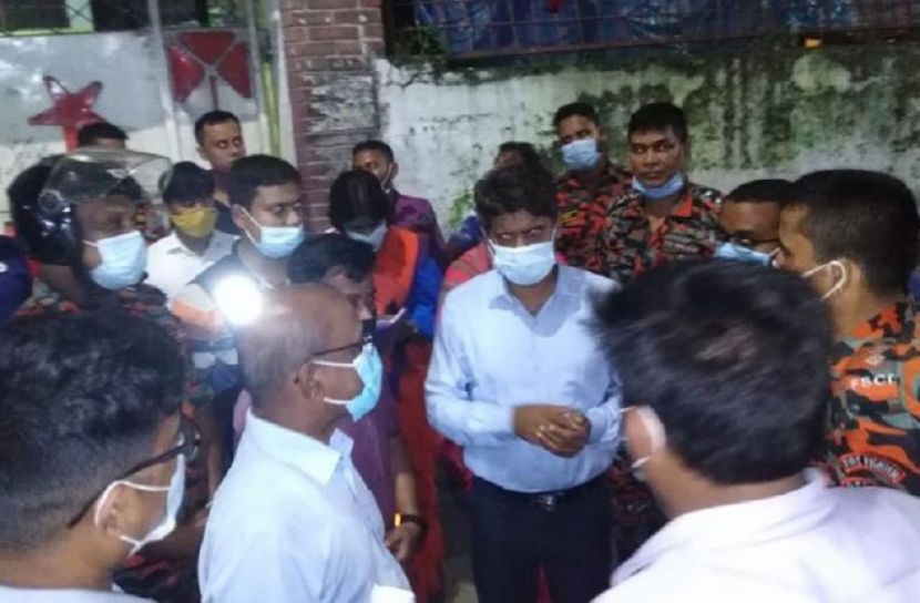 পুরান ঢাকায় ভবন হেলে পড়ায় সিলগালা