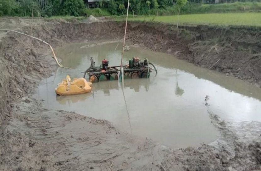 বোয়ালমারীতে অবৈধ ড্রেজারে পুকুর খনন