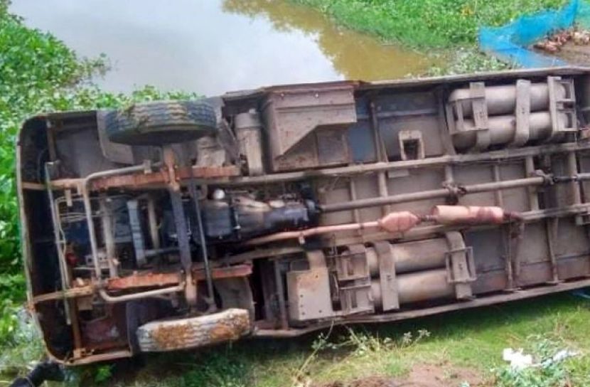 বেপরোয়া গতির বাস খাদে, আহত ১০