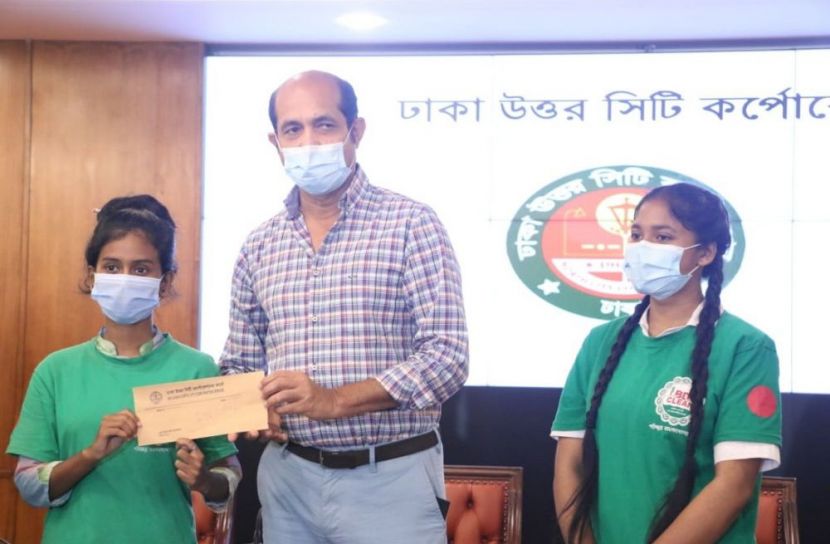 বিডি ক্লিনকে বর্জ্যের বিনিময়ে  চেক প্রদান 