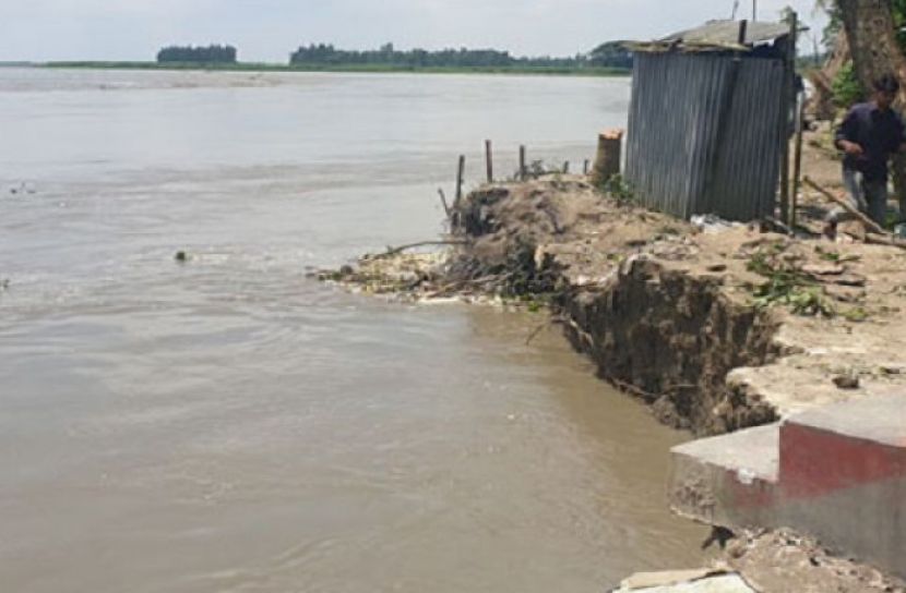 ভাঙনে এক রাতে ১০ ঘর বিলীন