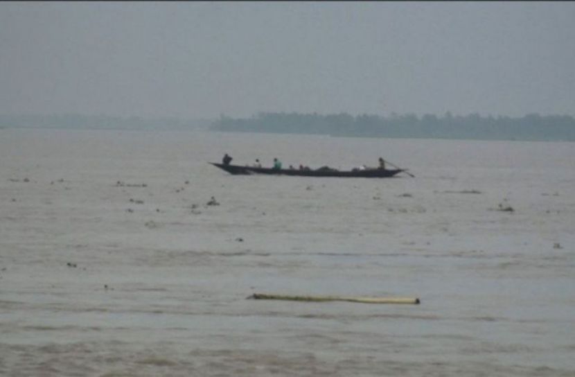 নৌকা ডুবে স্বামী-স্ত্রীর মৃত্যু, মেয়ে নিখোঁজ 