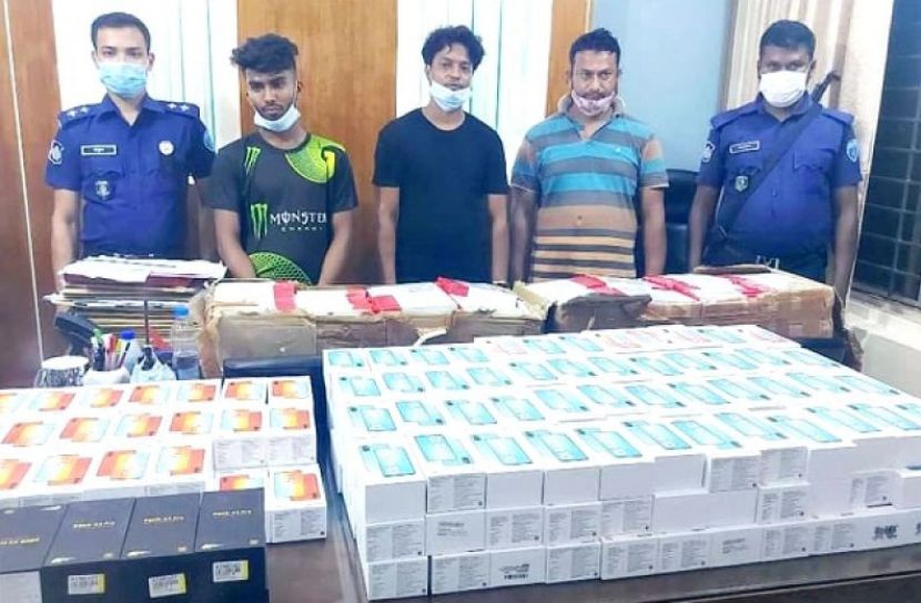 ৪০ লাখ টাকার অবৈধ স্মার্টফোন জব্দ, গ্রেফতার ৩