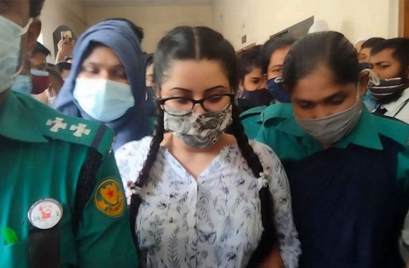 লিখেন আনম্যারিড, কর্মকর্তাকে পরীমনি
