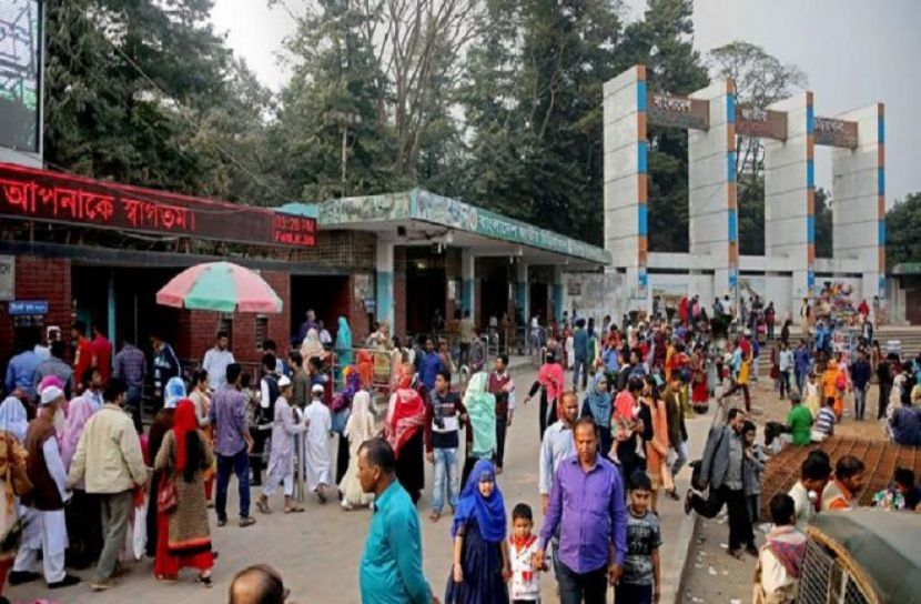 চিড়িয়াখানায় দর্শনার্থীদের উপচে পড়া ভিড়