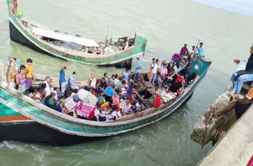 ১০০ যাত্রী নিয়ে বিকল ট্রলার