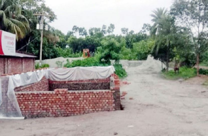 নড়াইলে সরকারি জমি দখল করে দোকান নির্মাণ