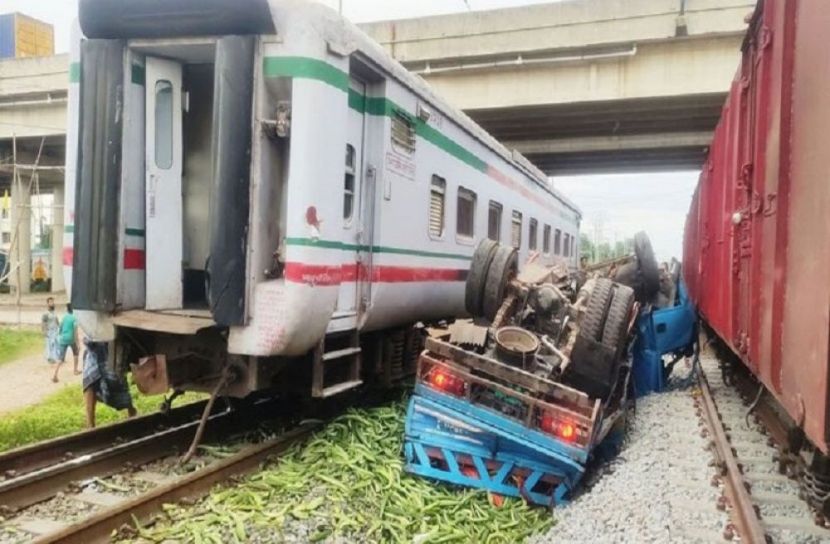 পিকআপের ধাক্কায় ট্রেনের বগি লাইনচ্যুত