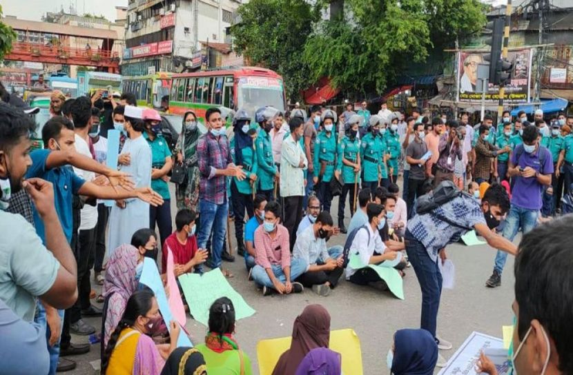 রাজধানীতে শিক্ষার্থীদের সড়ক অবরোধ