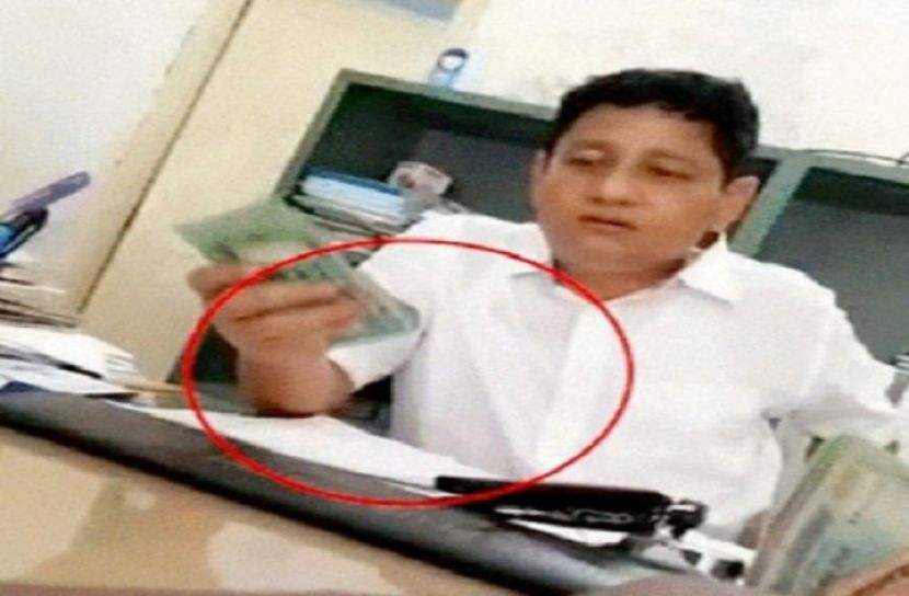 ঘুষ নেওয়ায় চাকরি হারালেন এলজিইডির কর্মকর্তা