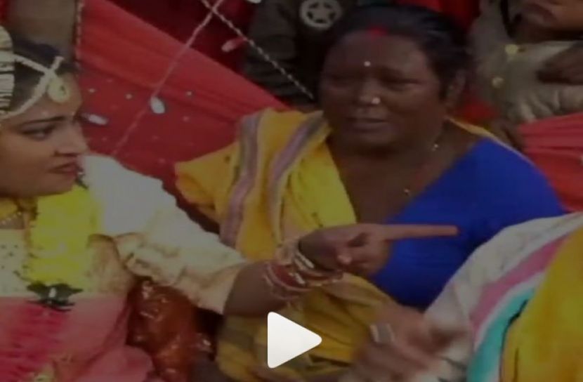 বিয়ের আসরে বরকে থাপ্পড় (ভিডিও)