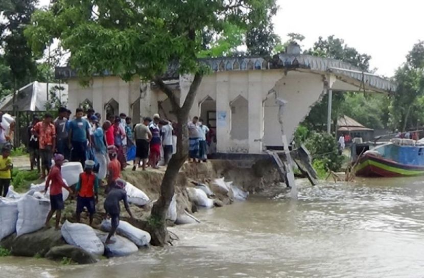 পদ্মার ভাঙনের কবলে মসজিদ