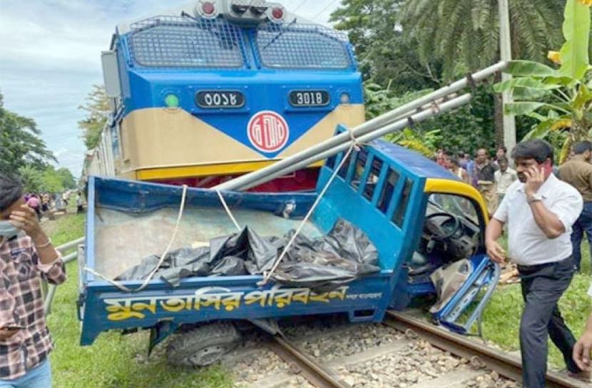 চট্টগ্রামে পিকআপকে ট্রেনের ধাক্কা