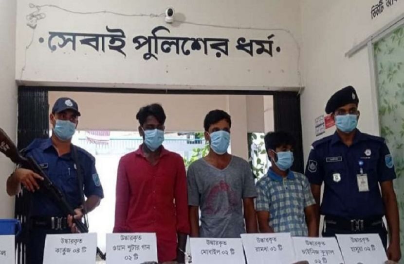 অস্ত্রসহ তিন ডাকাত গ্রেফতার