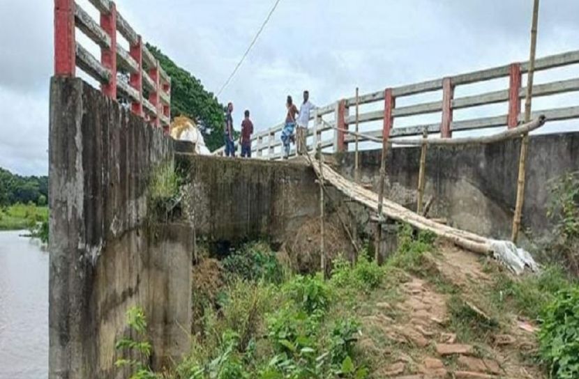 সাঁকো দিয়ে উঠতে হয় দেড় কোটি টাকার ব্রিজে
