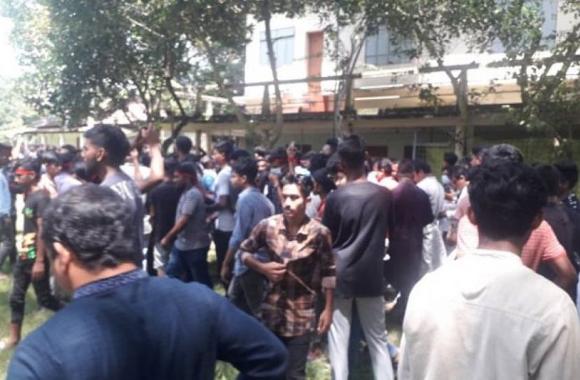 মোশতাকের প্রতিকৃতিতে ঘৃণা, বাড়িতে হামলা