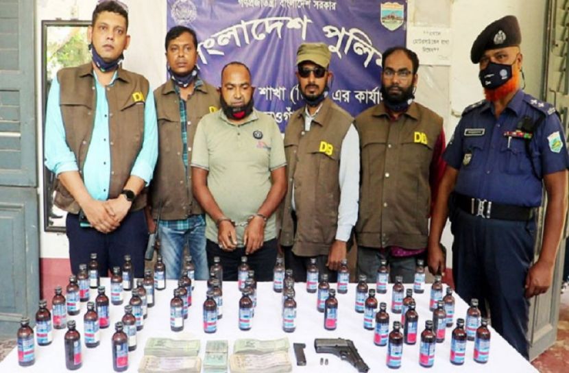 নওগাঁয় অস্ত্রসহ মাদক কারবারি গ্রেফতার