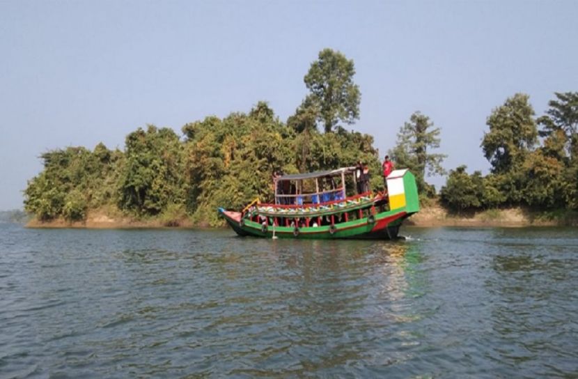 নৌযানের ছাদে পর্যটক, সাউন্ডবক্স-মাইক নিষিদ্ধ