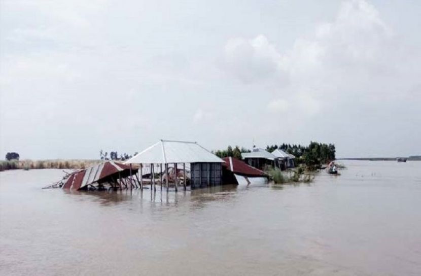 সিরাজগঞ্জে বন্যায় পানিবন্দী লক্ষাধিক মানুষ