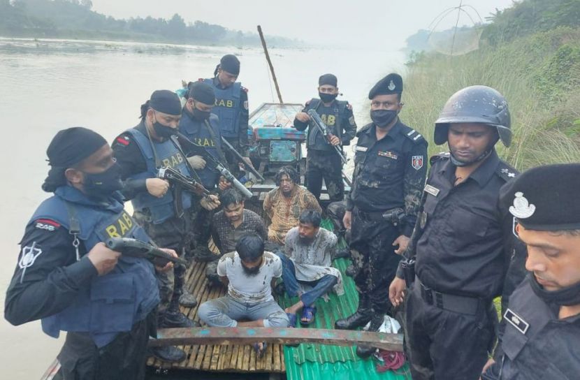 গোলাগুলির পর চার জঙ্গি আটক