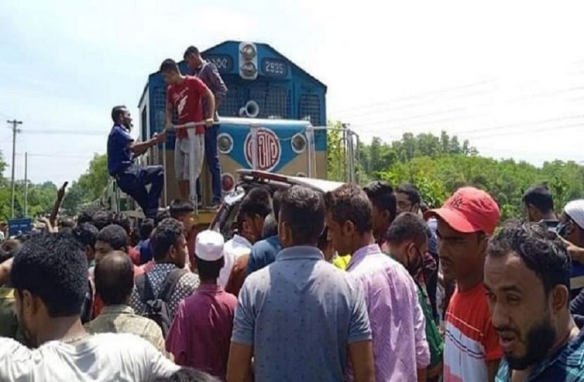 কুলাউড়ায় মাইক্রোবাসে ট্রেনের ধাক্কা, নিহত ৩