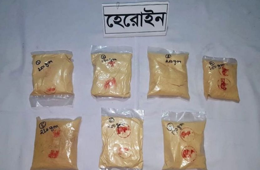কোমরে মিললো কোটি টাকার হেরোইন