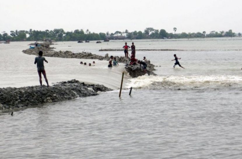 বাঁধ নির্মাণে দুর্ভোগ কমবে সাতক্ষীরায় 