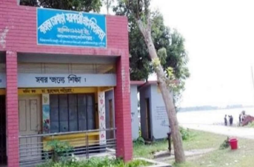 নদীগর্ভে বিলীনের মুখে চারটি বিদ্যালয় 