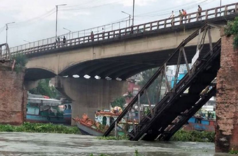 ভেঙে পড়েছে আমিন বাজার বেইলি ব্রিজ
