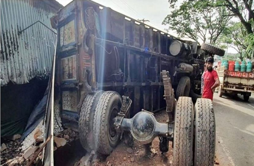 কুমিল্লায় ট্রাক চাপায় নিহত ৩