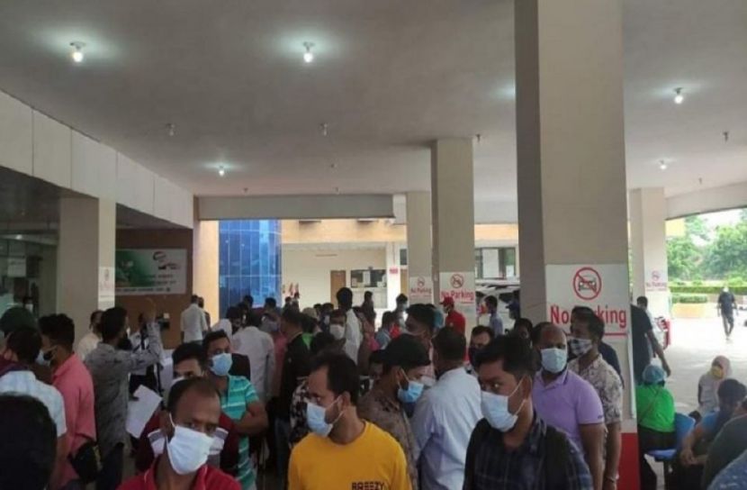 টিকা না পেয়ে প্রবাসীদের বিক্ষোভ