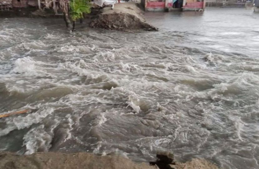 খোলপেটুয়া নদীর বাঁধ ভেঙে ৫ গ্রাম প্লাবিত 