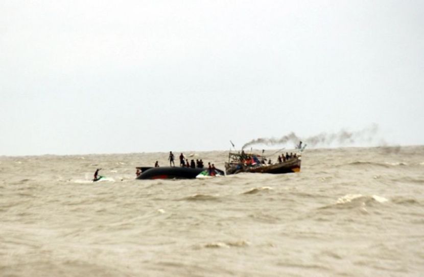 সাগরে ট্রলারডুবি, ১৫ জেলেকে উদ্ধার