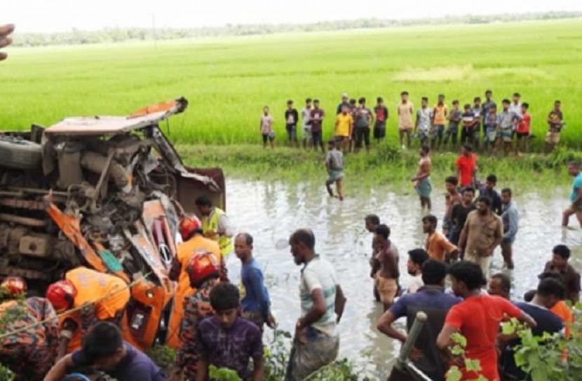 মাগুরায় যাত্রীবাহী বাস খাদে, নিহত ৪