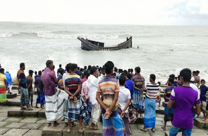 কুয়াকাটায় ১৫ জেলেসহ ট্রলার ডুবি