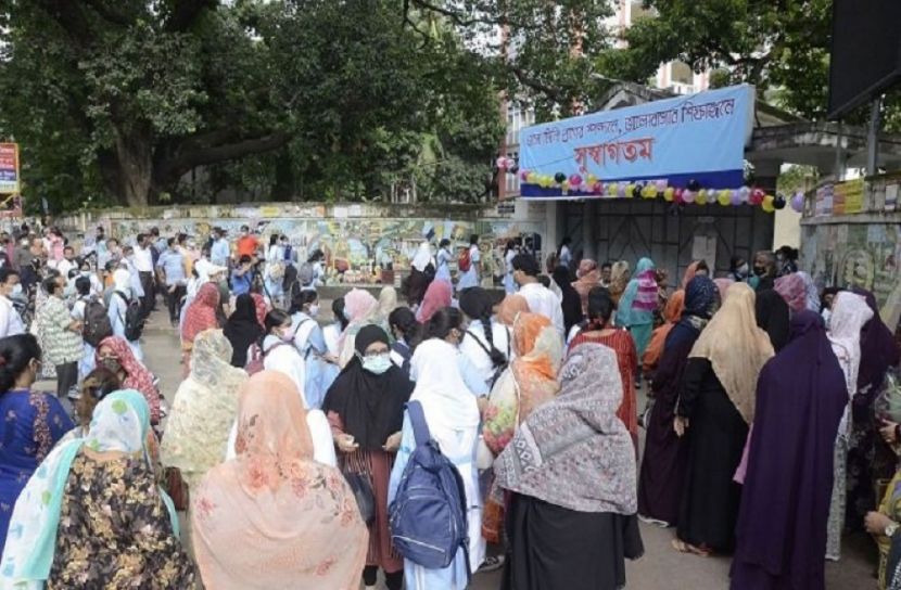 শিক্ষার্থী ও অভিভাবকদের ভিড়
