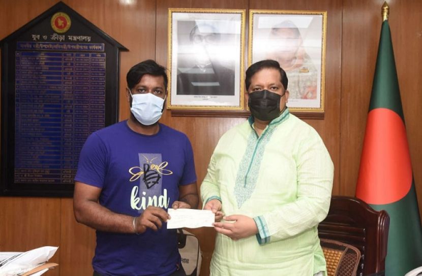 সাবেক ক্রিকেটার রবিউলের পাশে যুব ও ক্রীড়া প্রতিমন্ত্রী